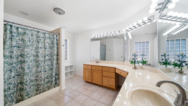 831 Whispering Oaks Drive, Giddings, TX 78942