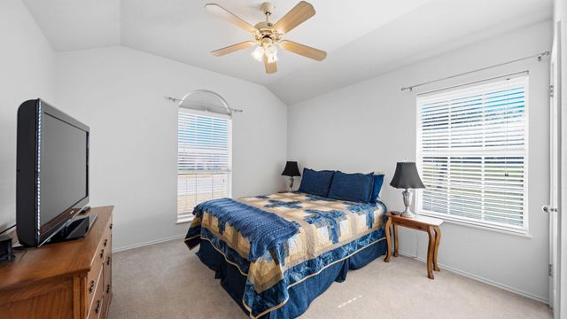 831 Whispering Oaks Drive, Giddings, TX 78942