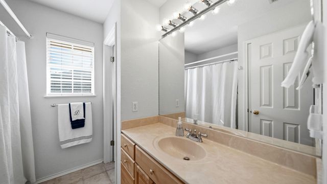 831 Whispering Oaks Drive, Giddings, TX 78942