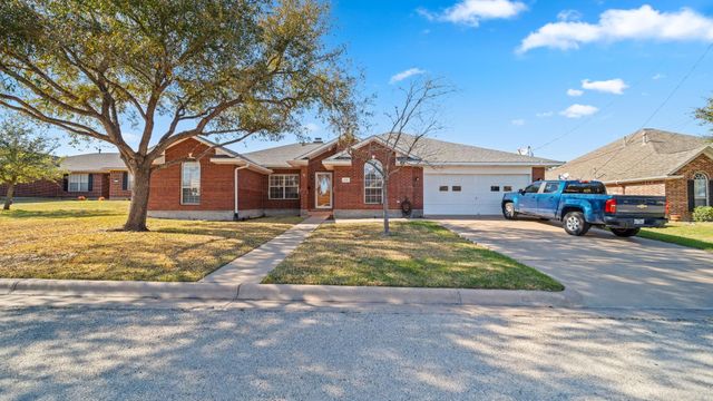 831 Whispering Oaks Drive, Giddings, TX 78942