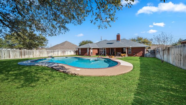 831 Whispering Oaks Drive, Giddings, TX 78942