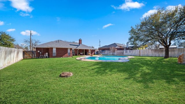 831 Whispering Oaks Drive, Giddings, TX 78942
