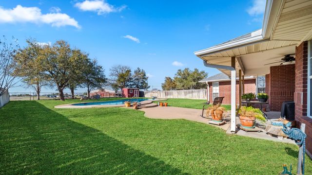 831 Whispering Oaks Drive, Giddings, TX 78942