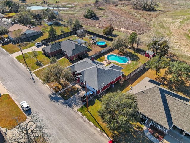 831 Whispering Oaks Drive, Giddings, TX 78942
