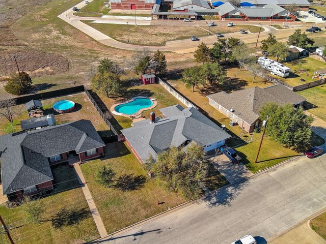 831 Whispering Oaks Drive, Giddings, TX 78942