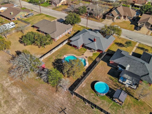 831 Whispering Oaks Drive, Giddings, TX 78942