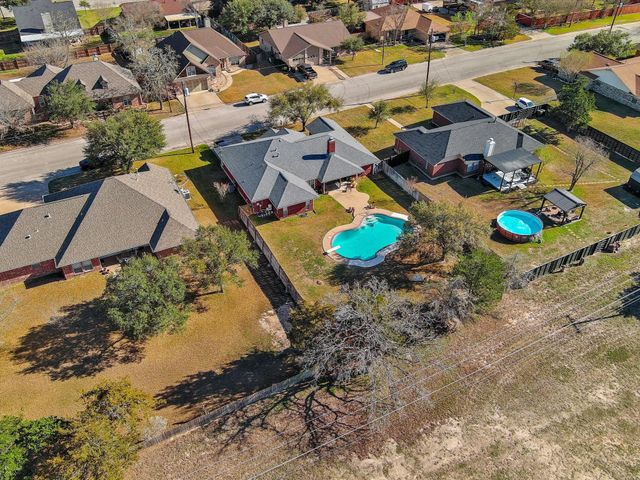 831 Whispering Oaks Drive, Giddings, TX 78942