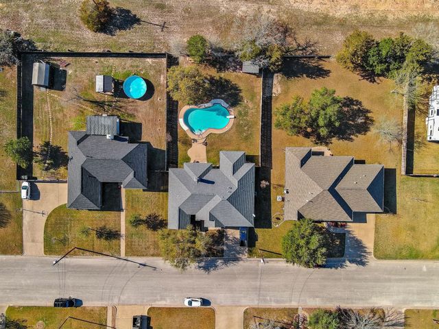 831 Whispering Oaks Drive, Giddings, TX 78942
