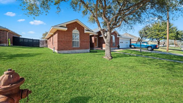 831 Whispering Oaks Drive, Giddings, TX 78942