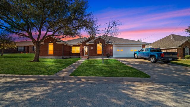 831 Whispering Oaks Drive, Giddings, TX 78942