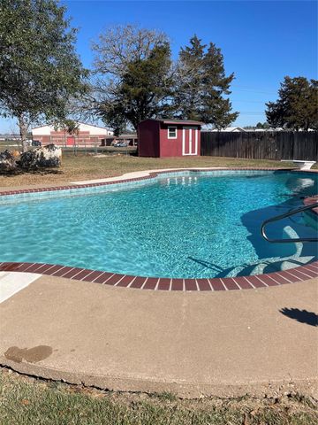 831 Whispering Oaks Drive, Giddings, TX 78942