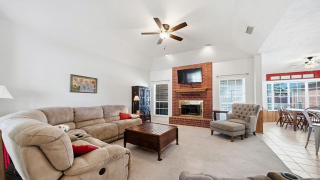 831 Whispering Oaks Drive, Giddings, TX 78942