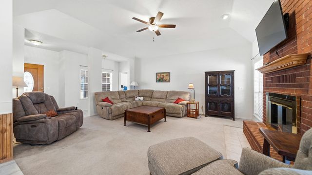 831 Whispering Oaks Drive, Giddings, TX 78942