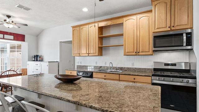 831 Whispering Oaks Drive, Giddings, TX 78942