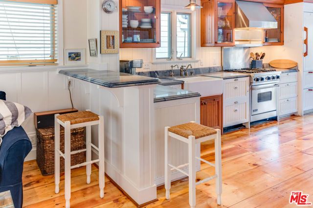 145 Hart Avenue, Santa Monica, CA 90405