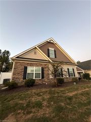 227 Hawks Nest Circle, Clemmons, NC 27012