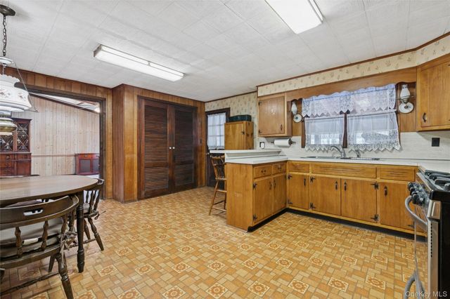 6 Oak Street, Saint James, NY 11780