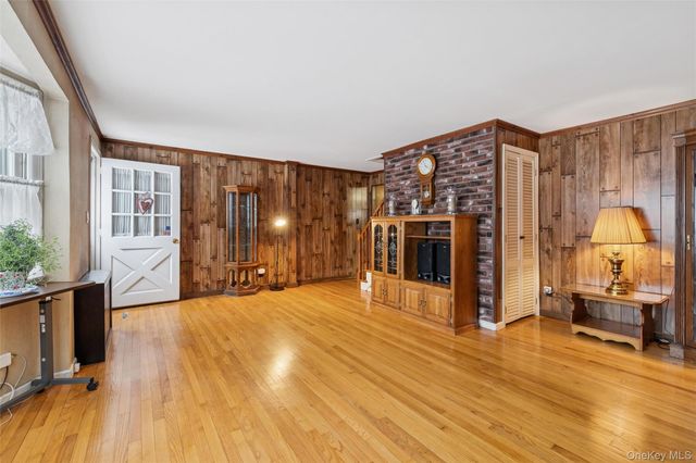 6 Oak Street, Saint James, NY 11780