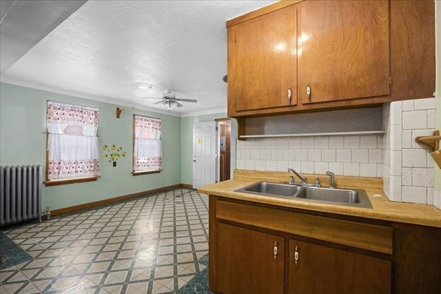 52 Harrison St, Worcester, MA 01604