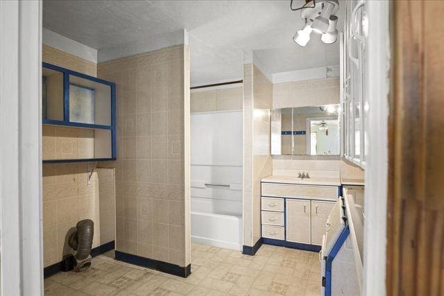 52 Harrison St, Worcester, MA 01604