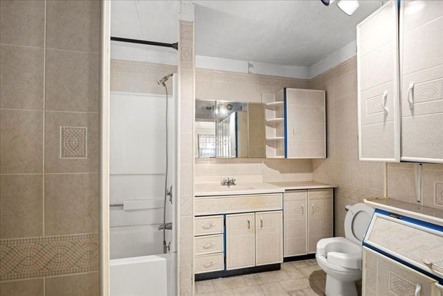 52 Harrison St, Worcester, MA 01604