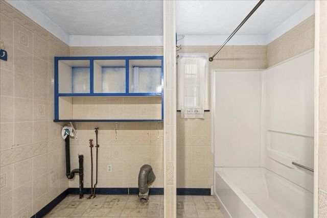 52 Harrison St, Worcester, MA 01604