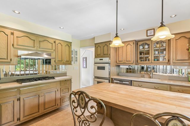119 Brook Lane, Smithtown, NY 11787