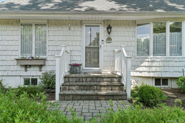 119 Brook Lane, Smithtown, NY 11787
