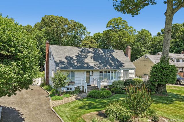 119 Brook Lane, Smithtown, NY 11787