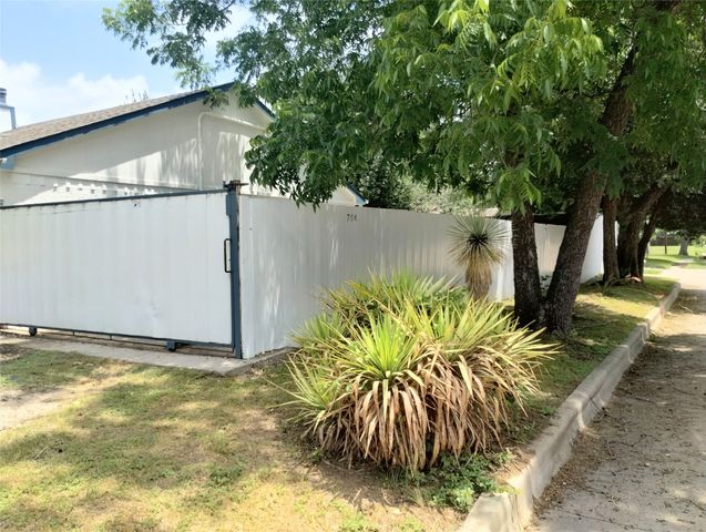 704 Manhattan Drive, Dallas, TX 75217
