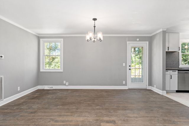 301 Robin Hood Dr, Clarksville, TN 37042