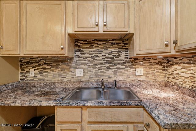 1935 Gardiner Ln D62, Louisville, KY 40205