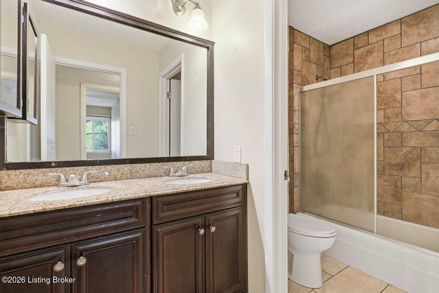 1935 Gardiner Ln D62, Louisville, KY 40205