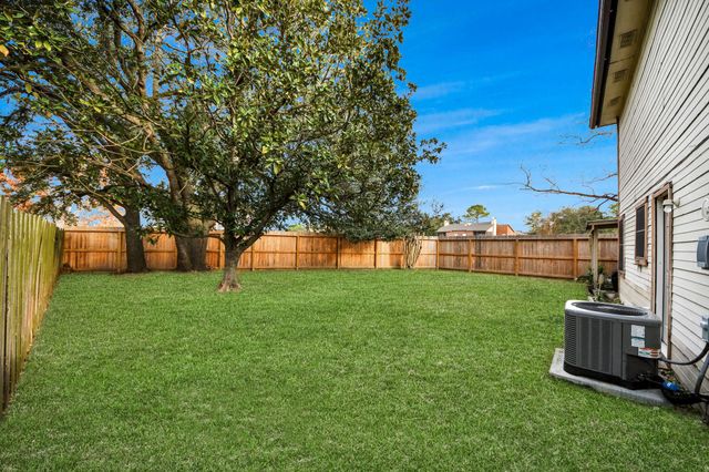 25 Regency Lane, Houston, TX 77088