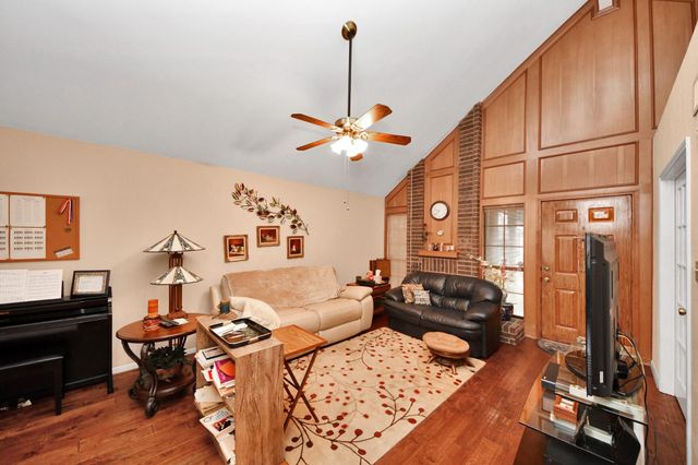 25 Regency Lane, Houston, TX 77088