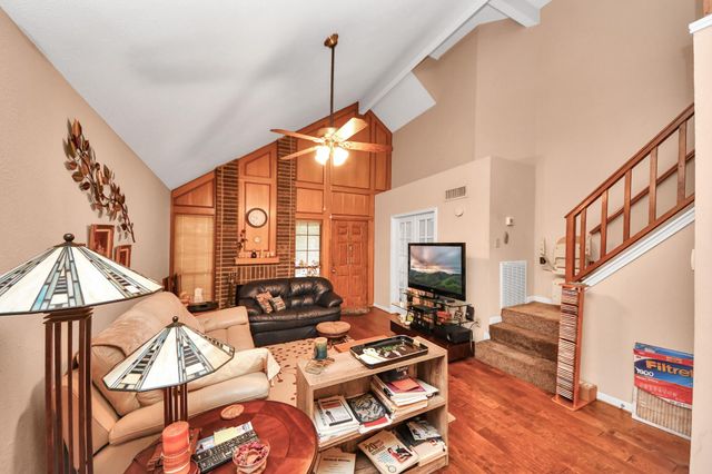 25 Regency Lane, Houston, TX 77088