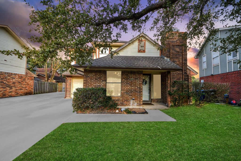 25 Regency Lane, Houston, TX 77088