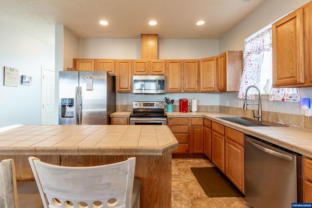 317 W Jadon Dr, Lebanon, OR 97355