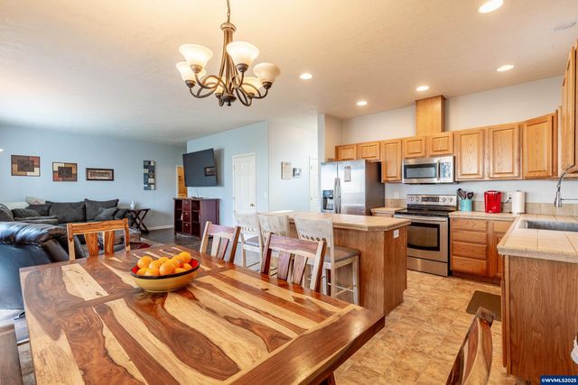 317 W Jadon Dr, Lebanon, OR 97355