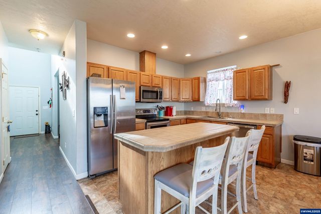 317 W Jadon Dr, Lebanon, OR 97355