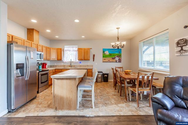 317 W Jadon Dr, Lebanon, OR 97355