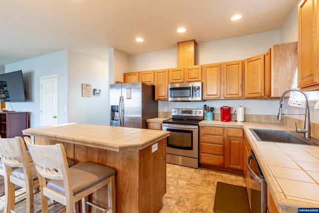 317 W Jadon Dr, Lebanon, OR 97355