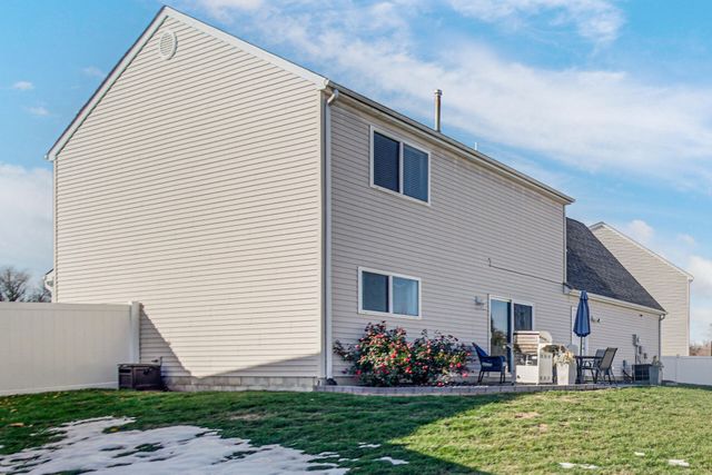 1581 Saugus Close, Valparaiso, IN 46385