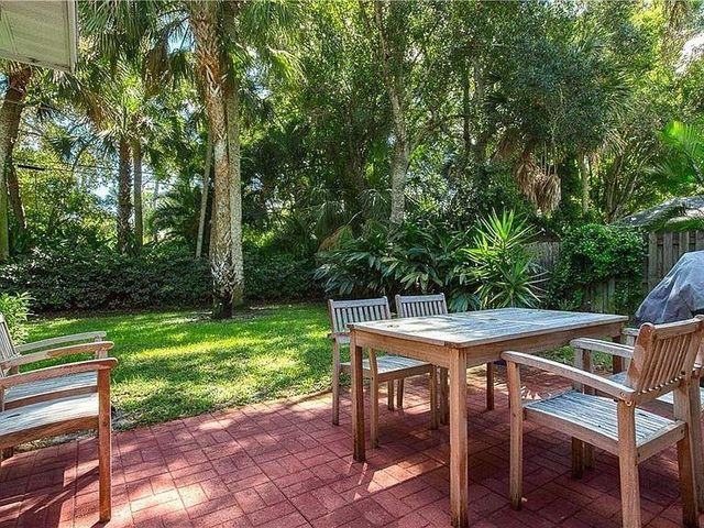 711 Royal Palm Place, Vero Beach, FL 32960
