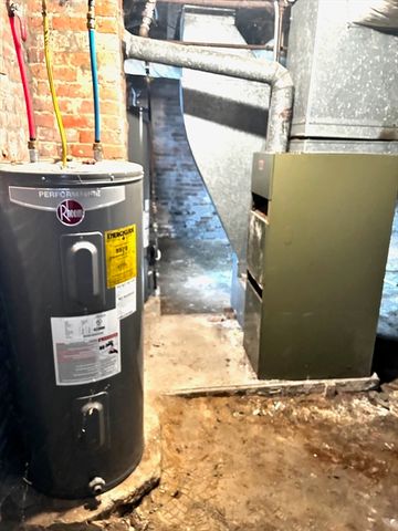 16 Abbey St, Chicopee, MA 01013