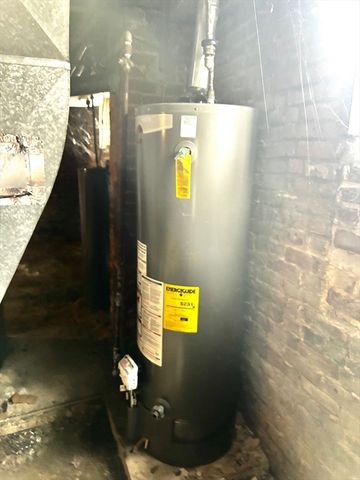 16 Abbey St, Chicopee, MA 01013