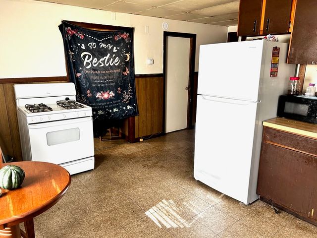 16 Abbey St, Chicopee, MA 01013