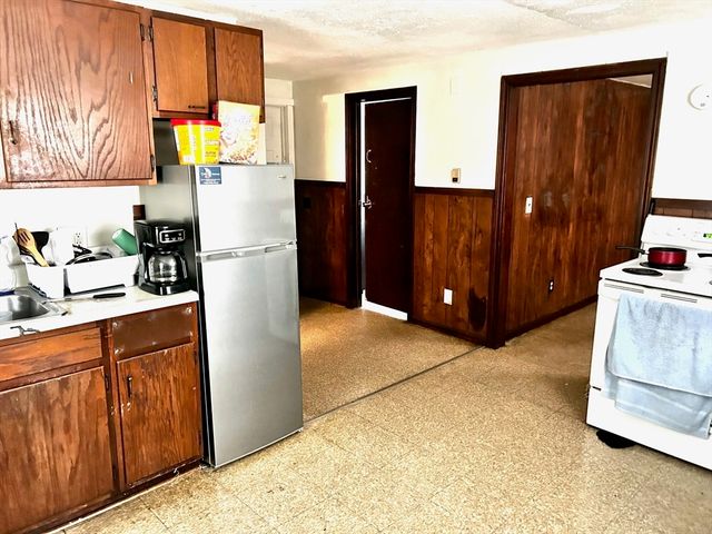 16 Abbey St, Chicopee, MA 01013