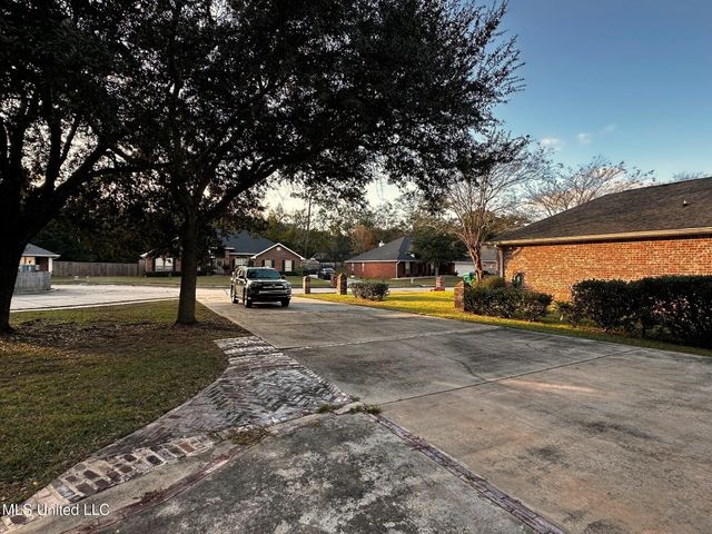 704 Hidden Oaks Drive, Ocean Springs, MS 39564