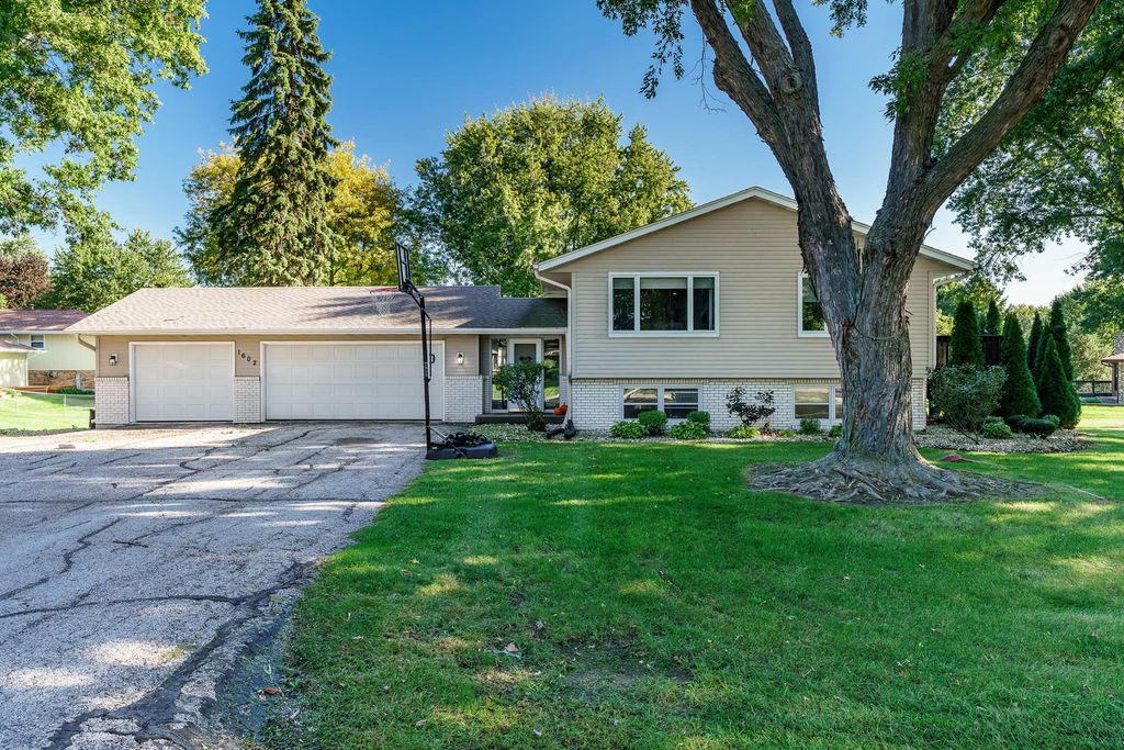 1602 PLAZA Drive, Rockford, IL 61108